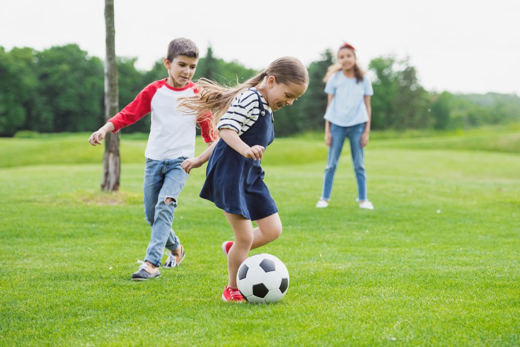 nya skolan - flicka som spelar fotboll